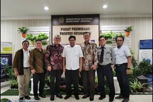 Halim Santoso Foto Bersama Dengan Ketua P2PK ( Pusat Pembinaan Profesi Keuangan )